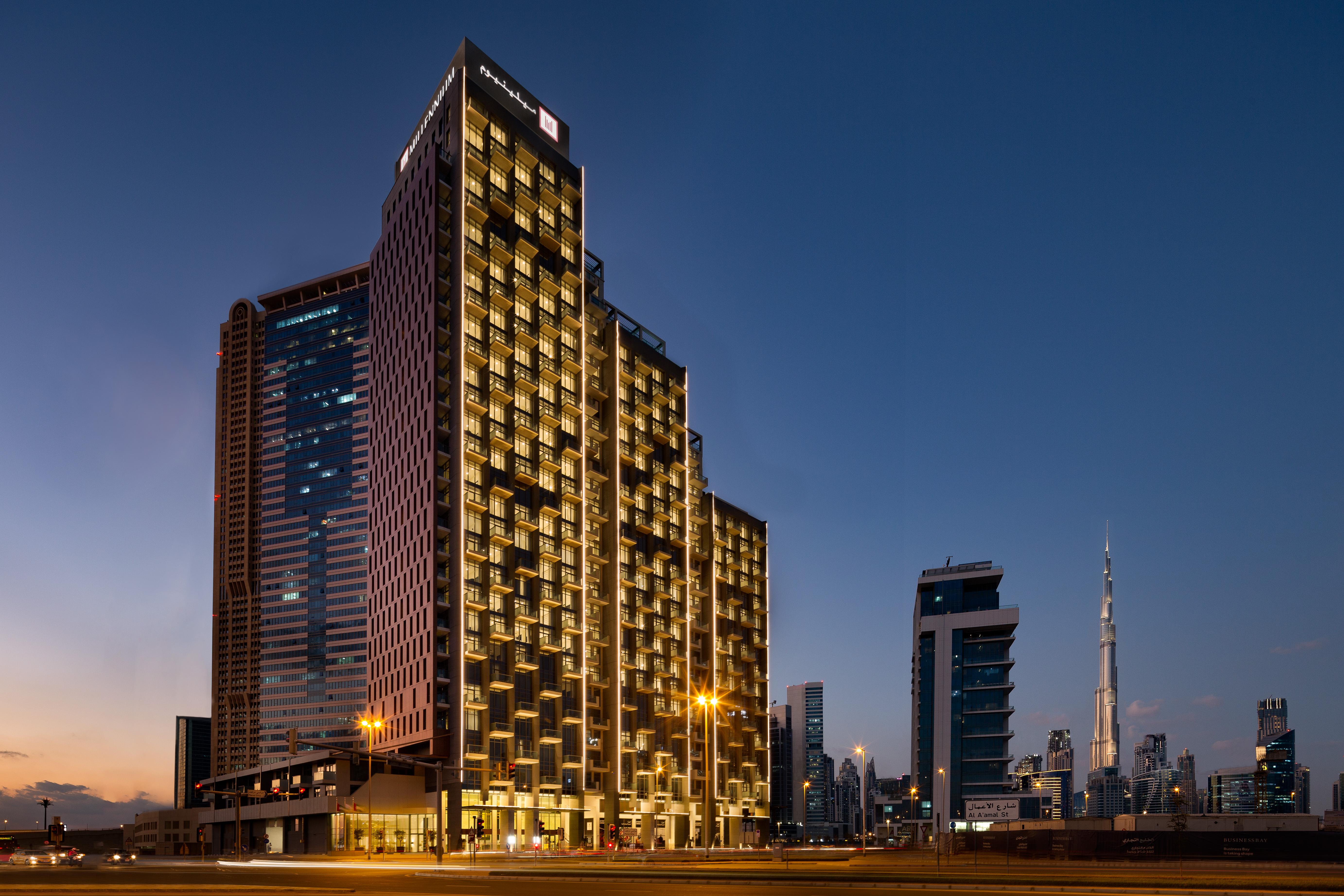 Millennium Atria Business Bay Aparthotel Dubaj Kültér fotó The hotel at night