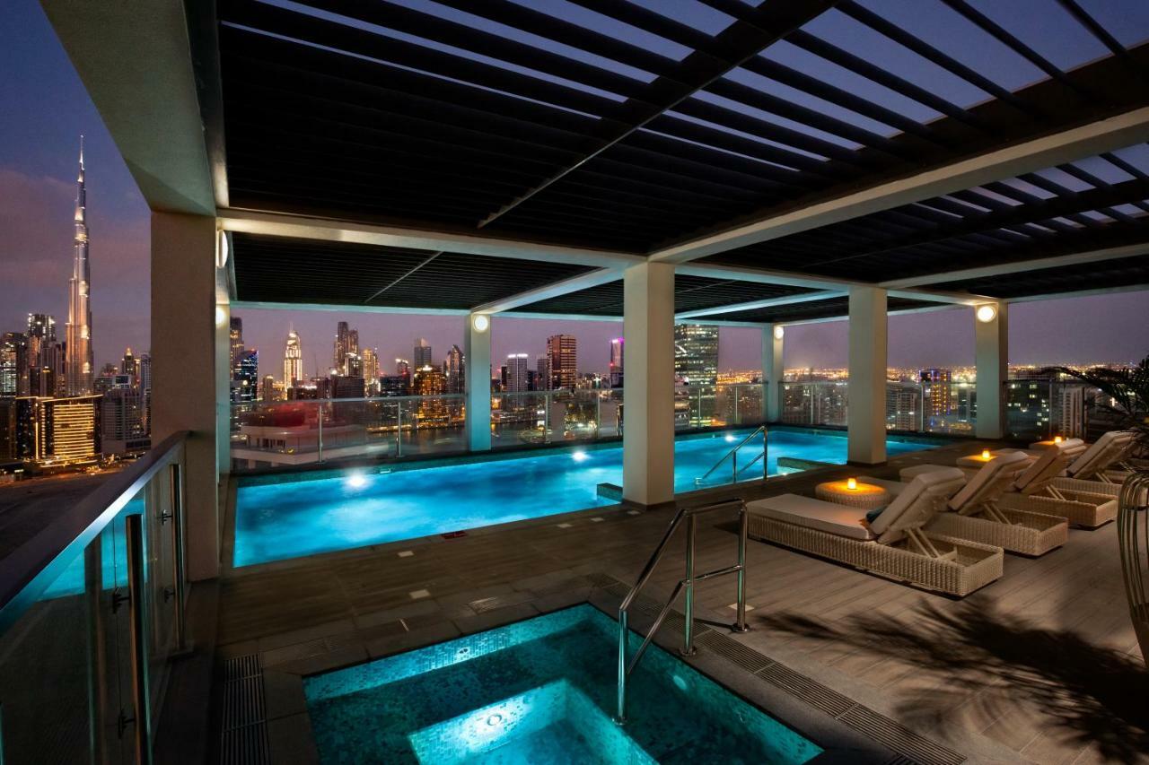 Millennium Atria Business Bay Aparthotel Dubaj Kültér fotó The swimming pool at the Address Downtown