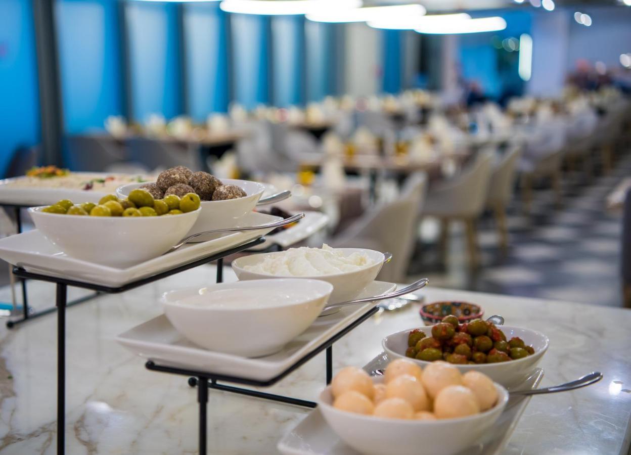 Millennium Atria Business Bay Aparthotel Dubaj Kültér fotó A buffet at a hotel