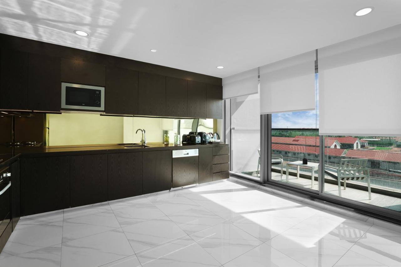 Millennium Atria Business Bay Aparthotel Dubaj Kültér fotó A kitchen with a large window